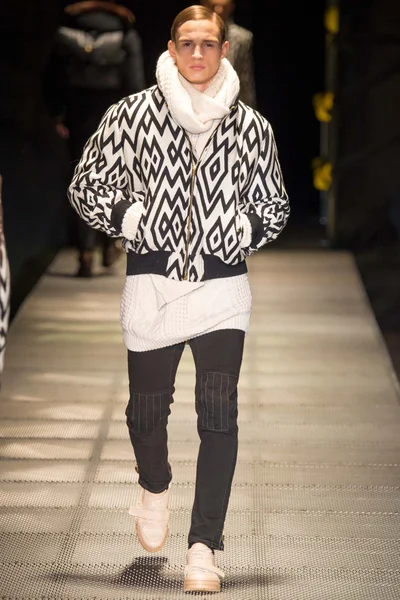 Look 16